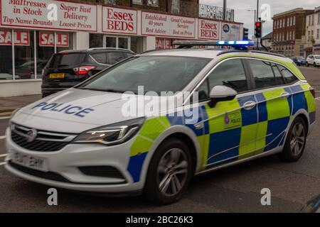 Voiture de police d'Essex, avec feux bleus allumés. Avril 2020. Southend-on-Sea, Royaume-Uni. Banque D'Images