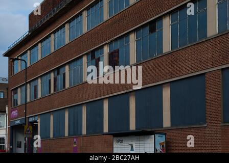 Stockage autonome magenta, 54-58 Stanley Gardens, East Acton, Londres, Royaume-Uni Banque D'Images