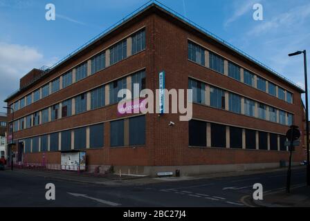 Stockage autonome magenta, 54-58 Stanley Gardens, East Acton, Londres, Royaume-Uni Banque D'Images