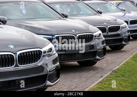 Ligne de nouvelles salons BMW série 3 à vendre, assis à une piste de garage, Banque D'Images