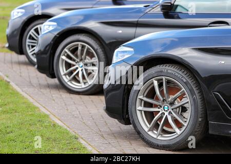 Ligne de nouvelles salons BMW série 3 à vendre, assis à une piste de garage, Banque D'Images