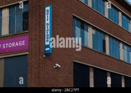 Stockage autonome magenta, 54-58 Stanley Gardens, East Acton, Londres, Royaume-Uni Banque D'Images