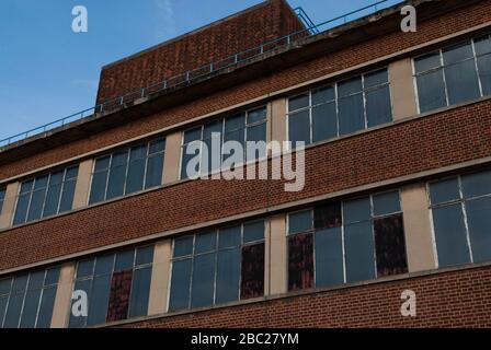 Stockage autonome magenta, 54-58 Stanley Gardens, East Acton, Londres, Royaume-Uni Banque D'Images