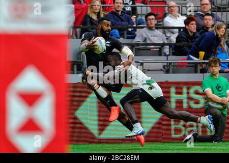 Vancouver, Canada. 7 mars 2020. Joe Ravouvou n°4 de Nouvelle-Zélande abordé par le joueur du Kenya dans le match n°6 au cours du jour 1 - 2020 HSBC World Rugby Sevens Serie Banque D'Images