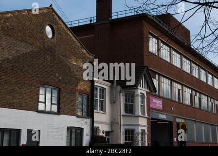 Stockage autonome magenta, 54-58 Stanley Gardens, East Acton, Londres, Royaume-Uni Banque D'Images