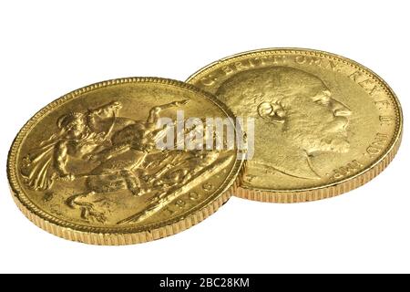 Pièces d'or souveraines britanniques (Édouard VII) isolées sur fond blanc Banque D'Images