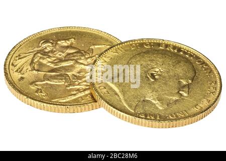 Pièces d'or souveraines britanniques (Édouard VII) isolées sur fond blanc Banque D'Images