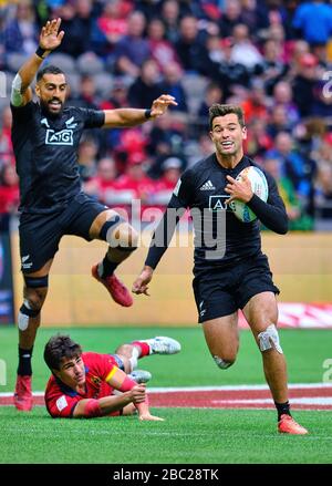 Vancouver, Canada. 7 mars 2020. Andrew Knewstubb #8 de la Nouvelle-Zélande obtient par l'Espagne tackler dans le match #14 au cours du jour 1 - 2020 HSBC World Rugby Sevens Banque D'Images