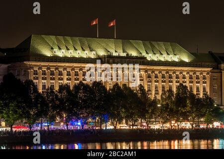 Vue sur l'Alster intérieur des immeubles de bureaux de Hambourg la nuit Banque D'Images