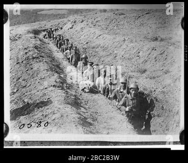 Soldats grecs escortant des prisonniers bulgares Banque D'Images