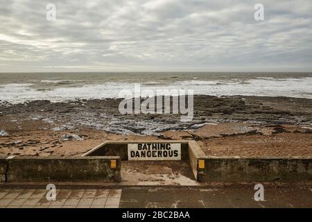 Signe « baignade dangereuse » à Porthcawl, Pays de Galles, Royaume-Uni Banque D'Images