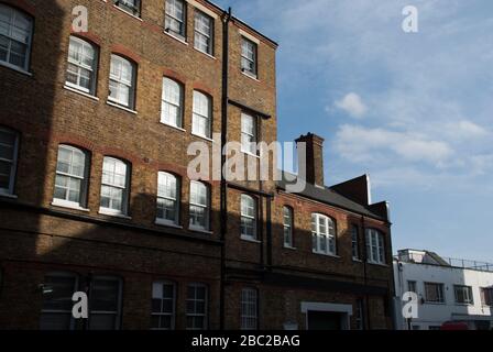 Appartements au-dessus de Nur Malaysia Restaurant 1-10 Wimple Way, East Acton, Londres, Banque D'Images