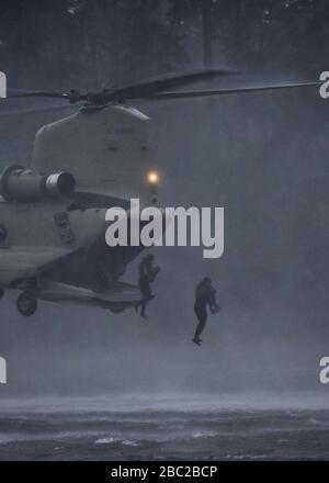 Les bérets verts affectés au 2ème Bataillon, 1ère Groupe des Forces spéciales (aéroporté), ont mené un exercice d'entraînement avec les Forces spéciales du Para indien (2). Banque D'Images