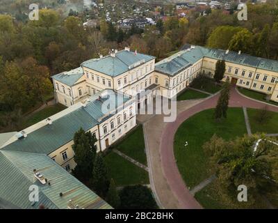 Pulawy, Pologne - 30 OCTOBRE 2019: Vue aérienne du palais baroque de Czartoryski à Pulawy sur la rivière Vistule construite 1671-1679, Pologne Banque D'Images