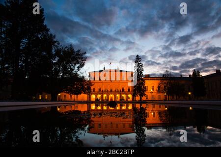 Pulawy, Pologne - 30 OCTOBRE 2019: Belle vue nocturne du palais baroque de Czartoryski à Pulawy sur la Vistule construite en 1671-1679, Pologne Banque D'Images