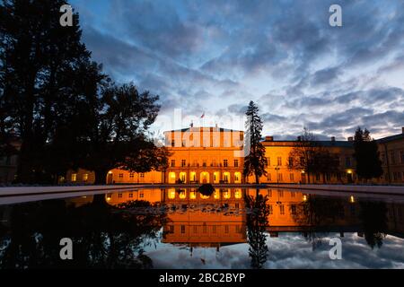 Pulawy, Pologne - 30 OCTOBRE 2019: Belle vue nocturne du palais baroque de Czartoryski à Pulawy sur la Vistule construite en 1671-1679, Pologne Banque D'Images