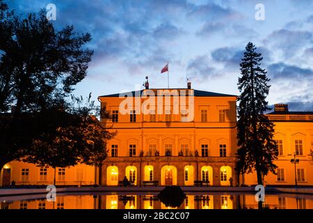 Pulawy, Pologne - 30 OCTOBRE 2019: Belle vue nocturne du palais baroque de Czartoryski à Pulawy sur la Vistule construite en 1671-1679, Pologne Banque D'Images