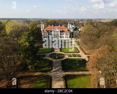 KOZLOWKA, POLOGNE - 31 octobre 2019: Vue aérienne d'automne du palais de Zamoyski à Kozlowka. Rococo et palais néoclassique situé à Kozlowka nea Banque D'Images