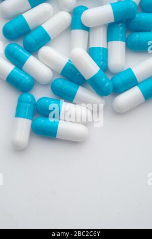 Capsules bleues et blanches déversées. Banque D'Images