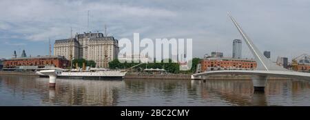 Panorama du navire-musée et du pont tournant Pont des femmes et bâtiment Liberator à Puerto Madero, Buenos Aires, Argentine Banque D'Images