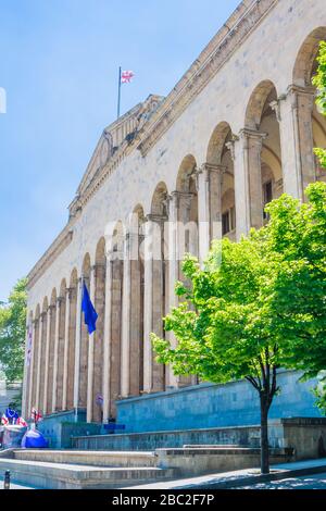 Parlement de Géorgie, situé dans la capitale Tbilissi. Ancien bâtiment de style soviétique avec colonnes dans l'avenue Shota Rustaveli. Banque D'Images