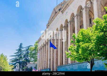 Parlement de Géorgie, situé dans la capitale Tbilissi. Ancien bâtiment de style soviétique avec colonnes dans l'avenue Shota Rustaveli. Banque D'Images