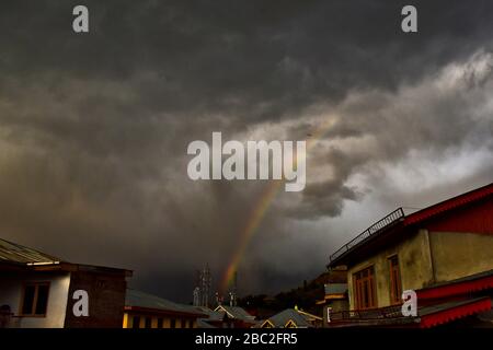 Srinagar, Jammu-Cachemire, Inde. 2 avril 2020. Vue sur un arc-en-ciel au-dessus de Srinagar. Crédit: Saqib Majeed/SOPA Images/ZUMA Wire/Alay Live News Banque D'Images