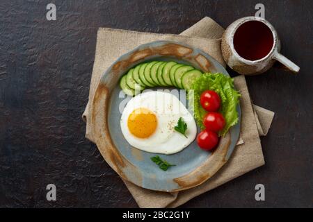 Œufs frits, légumes. Paleo, keto, alimentation fodmap. Espace de copie, vue de dessus. Concept de régime alimentaire sain, Banque D'Images