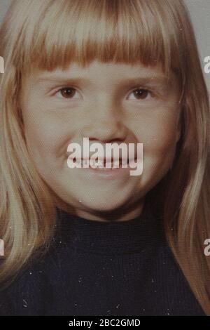 Portrait scolaire de grade formel d'une belle jeune fille caucasienne aux yeux bruns Banque D'Images