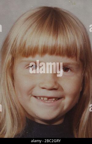 Portrait scolaire de grade formel d'une belle jeune fille caucasienne aux yeux bruns Banque D'Images