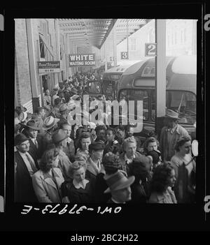 Bus Greyhound de Louisville, Kentucky, à Memphis, Tennessee, et les terminaux. En attente du bus au terminus de Memphis. Banque D'Images