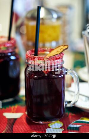 Une grande tasse de boisson aux fruits rouges avec une paille. Banque D'Images