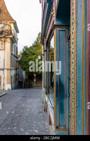 Étroites rues pavées dans le centre de la vieille ville de Zurich, désertées pendant le verrouillage Banque D'Images