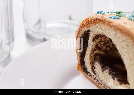 Gâteau de pavot sur une plaque avec un verre d'eau Banque D'Images