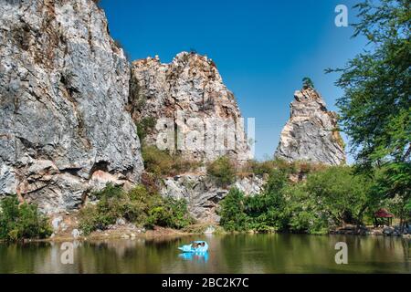 Khao Ngu Rock Park, le nom Khao Ngu signifie des collines de serpents. Les habitants croient que la région était la maison des serpents, mais aujourd'hui est un endroit touristique pour le tri de jour Banque D'Images