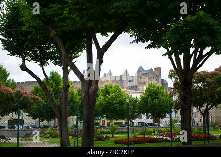 Aire de jeux de l'ile de la cite par l'Aude à Carcassonne Aude France Banque D'Images