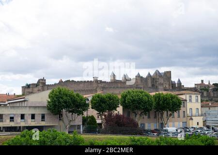 Vue lointaine sur le château de Carcassonne Aude France Banque D'Images