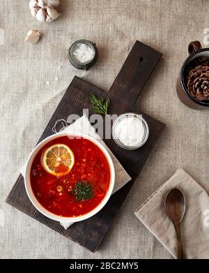 Soupe ukrainienne Solianka avec crème sur la table dans la maison de village de campagne Banque D'Images