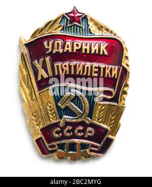 Moscou, Russie - 01 avril 2020: Ce badge soviétique a été attribué par des travailleurs de la production avancée. Titre sur badge : travailleur du choc du XI-ème plan quinquennal Banque D'Images