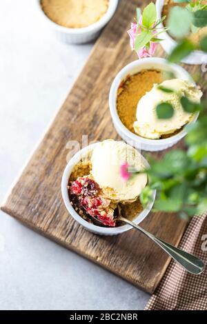 Émiettez avec de la cerise avec de la glace à la vanille. Mise au point sélective, espace de copie. Vue de dessus. Banque D'Images