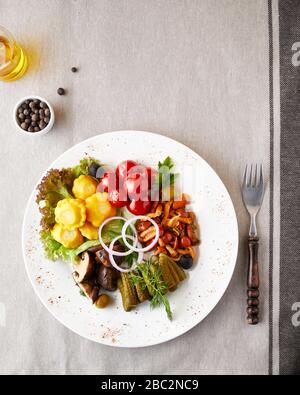 Assortiment de légumes et champignons pichés sur la plaque Banque D'Images