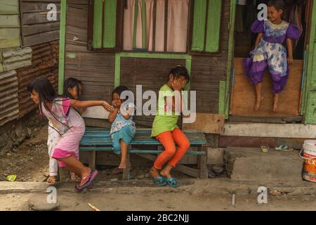 21 juin 2018 Panyambungan, Sumatra, Indonésie: Les petites filles locales tiraient et excitaient la caméra qui courait les visages et riant Banque D'Images