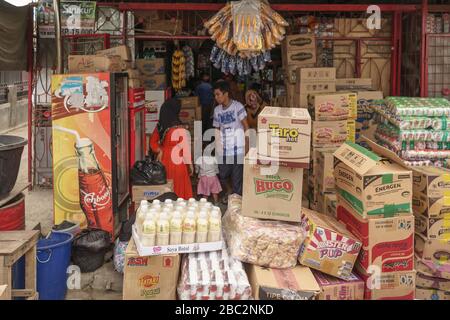 21 juin 2018 Panyambungan, Sumatra, Indonésie: Les gens font des achats dans un magasin surchargé plein de boîtes comme des nouilles, des biscuits et des boissons Banque D'Images