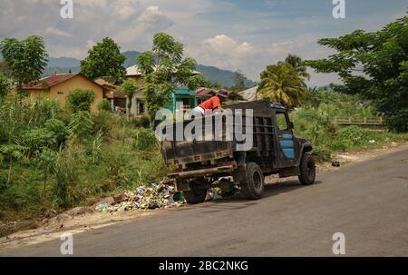 21 juin 2018 Panyambungan, Sumatra, Indonésie : l'homme local vide le coffre de camion dans la rue en déposant une tonne de plastique et d'autres ordures. Problème majeur de IND Banque D'Images