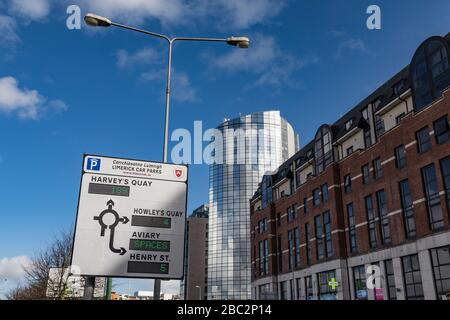 Limerick City, Irlande - 7 mars 2018: Panneau pour les places de circulation à gauche dans le centre-ville de Limerick. Banque D'Images