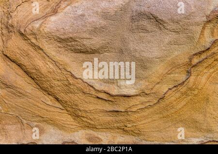 Mur de grès, grès avec motifs artistiques hachures relief-formes sur la surface, détail tourné Banque D'Images