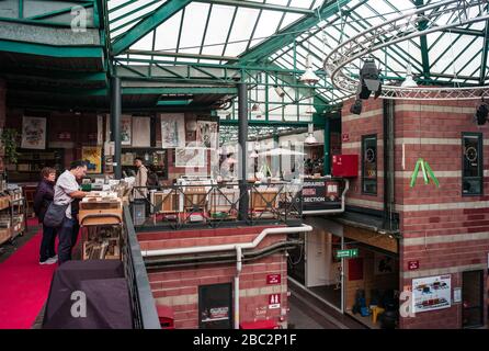 Paris, France- 30 septembre 2019: Les gens font du shopping sur les marchés aux puces de St-Ouen à Paris, également connu sous le nom de porte de Clignancourt est un marché aux puces populaire Banque D'Images