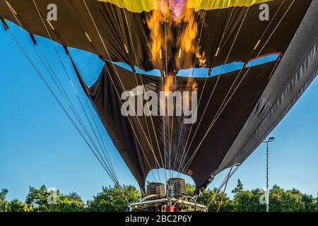 Flammes dans le brûleur à partir d'un ballon d'air chaud Banque D'Images