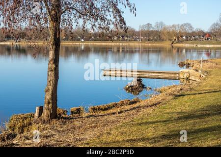 Lac idyllique avec des installations de loisirs et zone de loisirs au printemps avec des allotements adjacents Banque D'Images