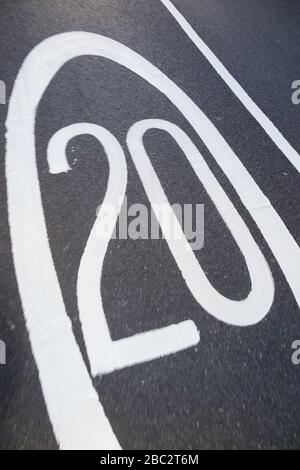 Nouvelle peinture 20 mph / vingt miles par heure limite de vitesse marquage de la route / marquage de la route signe de restriction / signes sur la route / route surface du tarmac. ROYAUME-UNI. (116) Banque D'Images